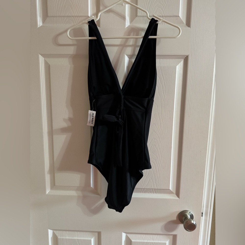 Old Navy Women’s Black Tie Back One Piece Swimming Suit